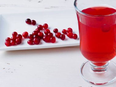 Cam bardaktaki taze içecekteki kızılcıklara odaklan. 