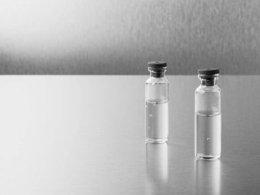 Parlak metal zemin üzerinde ampuller.