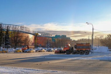 Yoldan kar temizleyen bir kamyon şehrin bir kavşağında duruyor.. 