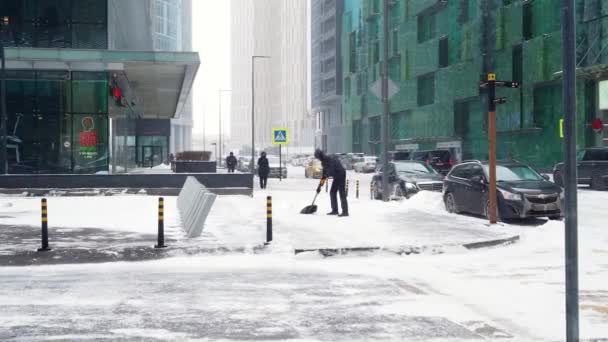 Moskova Rusya Şubat 2021 Bir Kamu Görevlisi Kış Günü Kar — Stok video