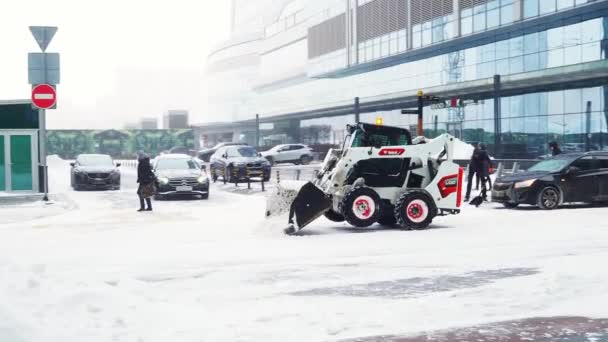 Moskva Rusko Února2021 Malá Nakládací Rypadla Vědrem Odstraňuje Sníh Silnice — Stock video