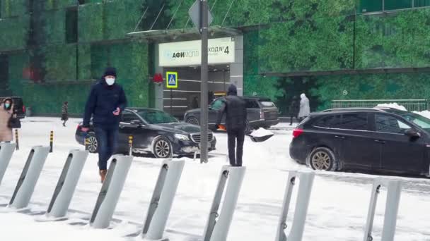 莫斯科 俄罗斯 2021年2月12日 在冬日的降雪中 一名公用事业工人在城市街道上用铲子铲雪 这个城市的积雪量是不正常的 — 图库视频影像