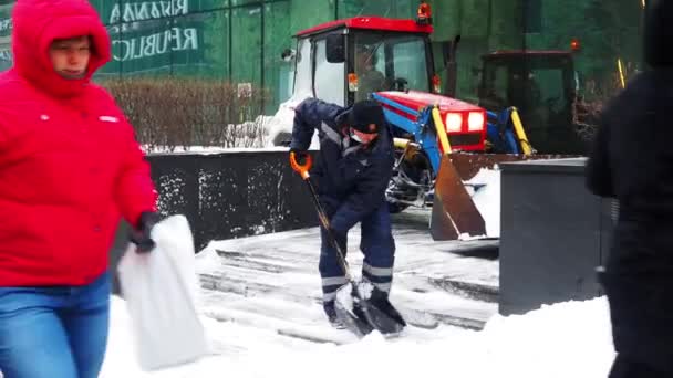 Moscow Russia February 2021 Utility Worker Shovels Snow Tractor Bucket — Stock Video