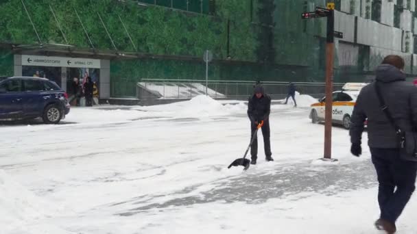 Moscow Russia February 2021 Utility Worker Shovels Snow Shovel City — Stock Video