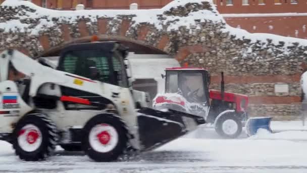 Moscú Rusia Febrero 2021 Pequeño Tractor Rojo Roza Nieve Acera — Vídeos de Stock
