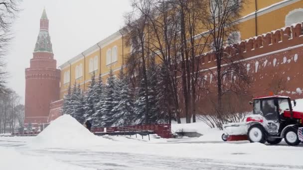 Moscú Rusia Febrero 2021 Pequeño Tractor Rojo Roza Nieve Acera — Vídeo de stock