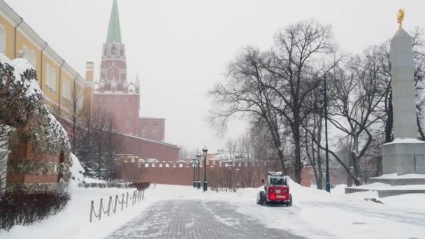 Moscú Rusia Febrero 2021 Pequeño Montacargas Excavador Retira Nieve Acera — Vídeo de stock