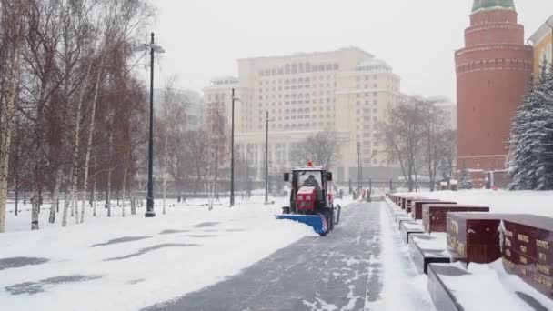 Moskva Rusko Února2021 Malý Červený Traktor Smete Sníh Chodníku Stěn — Stock video