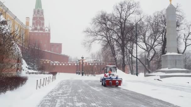 Moszkva Oroszország 2021 Február Egy Kis Piros Traktor Havat Söpör — Stock videók