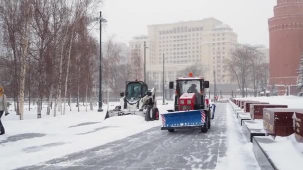 Moscovo Rússia Fevereiro 2021 Pequeno Trator Vermelho Escova Neve Calçada — Vídeo de Stock