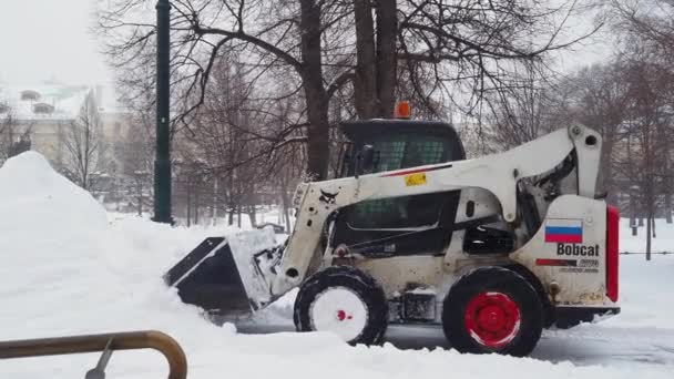 Μόσχα Ρωσία Φεβρουαρίου 2021 Ένας Μικρός Φορτωτής Κουβά Απομακρύνει Χιόνι — Αρχείο Βίντεο