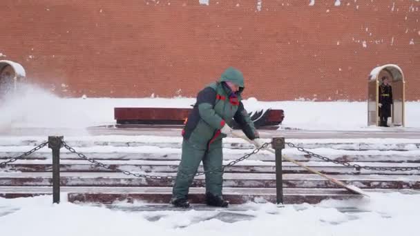 Moskou Rusland Februari 2021 Hulpverleners Verwijderen Sneeuw Met Schoppen Tijdens — Stockvideo