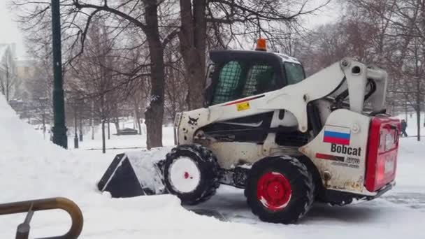 Moscovo Rússia Fevereiro 2021 Pequeno Carregador Com Balde Remove Neve — Vídeo de Stock