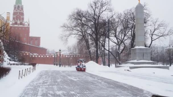 Moscú Rusia Febrero 2021 Pequeño Tractor Rojo Roza Nieve Acera — Vídeos de Stock