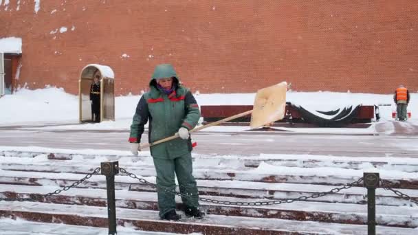 Moscovo Rússia Fevereiro 2021 Trabalhadores Serviços Públicos Removem Neve Com — Vídeo de Stock