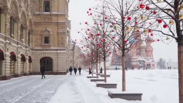 モスクワだ ロシアだ 2021年2月12日 冬の日に雪の中で赤の広場のパノラマビュー 人々はGmに沿って歩道に沿って歩いています 木々のカラフルな風船 — ストック動画