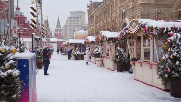 Moscovo Rússia Fevereiro 2021 Vários Turistas Caminham Pela Feira Ano — Vídeo de Stock