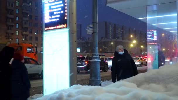 Moskou Rusland Februari 2021 Passagiers Medische Maskers Bij Bushalte Wachten — Stockvideo