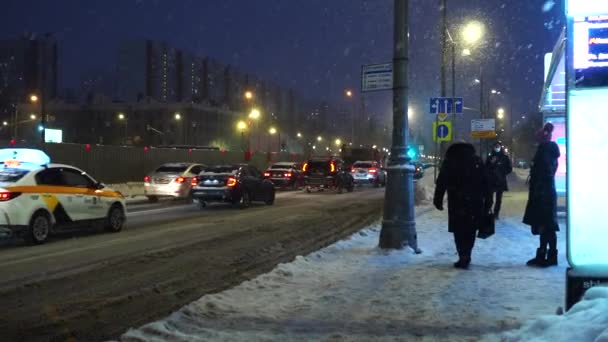 Moskou Rusland Februari 2021 Passagiers Medische Maskers Bij Bushalte Wachten — Stockvideo