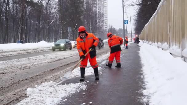 Москве Россия Февраля 2021 Года Коммунальщики Оранжевой Форме Убирают Грязный — стоковое видео