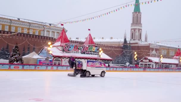 莫斯科 俄罗斯 2021年2月12日 在冬季的大雪中 一辆汽车在各大百货商店的溜冰场上清扫积雪 擦拭冰雪 — 图库视频影像