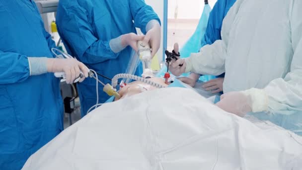 The surgeon holds special medical instruments in his hands during the operation. — Stock Video