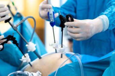 Cerrahların eline ameliyat sırasında steril eldiven takmalarına odaklan..