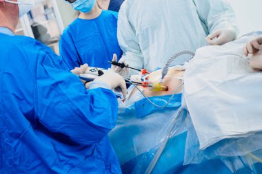 Ameliyat sırasında cerrah elinde özel tıbbi aletler bulundurur..