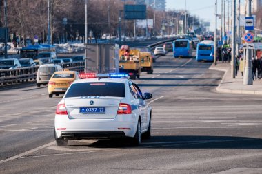  Şehir caddesinde park etmiş beyaz bir polis arabasının arkasından bak..