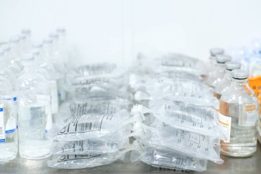 Askıdaki bir hastanede damar içi tuz torbası yığını..