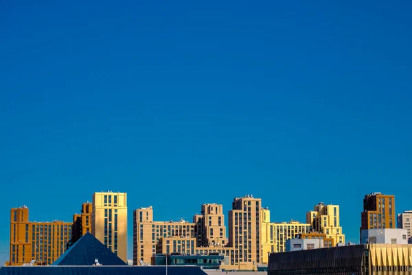 Vista panorámica de edificios urbanos modernos desconocidos. — Foto de Stock