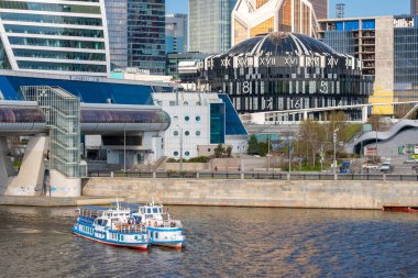 Güneşli bir günde Moskva Nehri boyunca bir eğlence gemisi yelken açar..