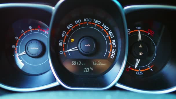 Oscillazione della freccia del tachimetro sul cruscotto dell'auto. — Video Stock