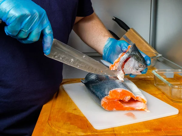 Рукавички кухаря відрізали голову седанів ножем . — стокове фото