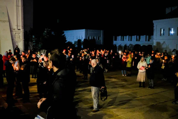 Багато людей зі свічками в руках на вулиці вночі.. — стокове фото