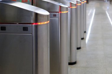 Bir metro istasyonundaki turnikelere odaklan.