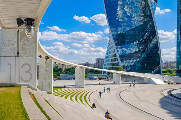 Modernes Erholungsgebiet mit abstrakten architektonischen Formen in der Moskauer City. — Stockfoto