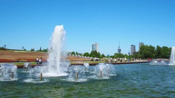 Wasserstrahlen in Springbrunnen im Siegespark auf dem Poklonnaja-Hügel in Moskau. — Stockvideo