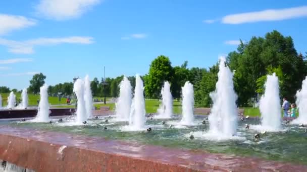 Jets d'eau des fontaines coulant sur les dalles de granit. — Video