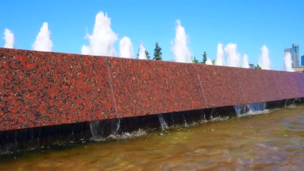 Jatos de água das fontes que fluem pelas lajes de granito. — Vídeo de Stock