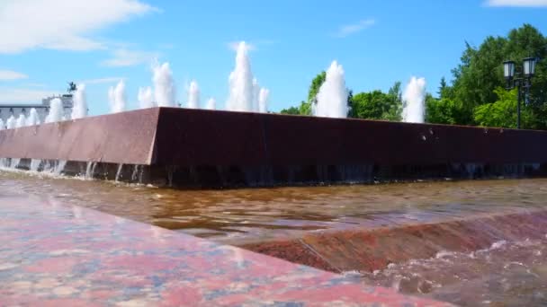 Strumienie wody z fontann spływające po granitowych płytach. — Wideo stockowe
