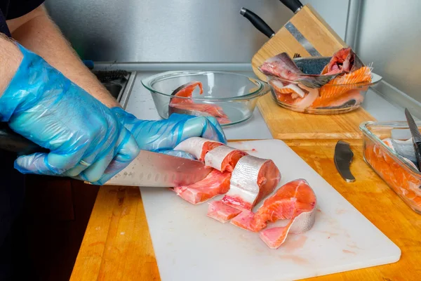 Різання свіжої риби на кухні на обробній дошці . — стокове фото