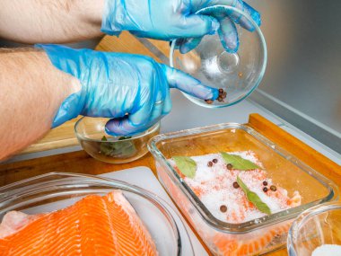 Az tuzlu balık pişiriyorum..