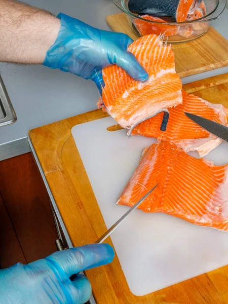 Mutfakta balık kesiyorum..