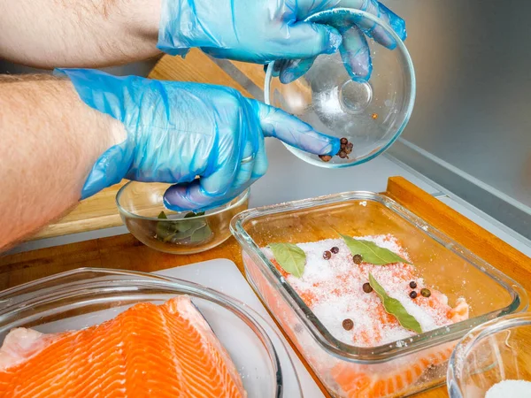 Az tuzlu balık pişiriyorum..