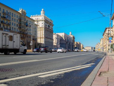 Güneşli bir yaz gününde Moskova 'daki Kutuzovsky Bulvarı manzarası.