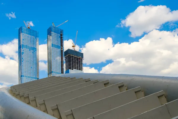 Rascacielos modernos contra el cielo azul con nubes. —  Fotos de Stock