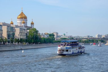 Nehirdeki gemi Kurtarıcı İsa Katedrali 'nin arka planına karşı.