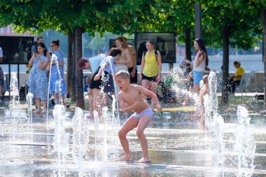 Çocuklar Muzeon Park 'taki fıskiyenin fıskiyesinde banyo yapıyor..