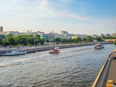Yürüyen gemiler Moskova nehrinde turistlere biniyor..